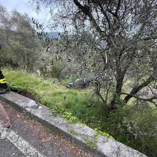 L'auto finita fuori strada sulla strada per Moltedo