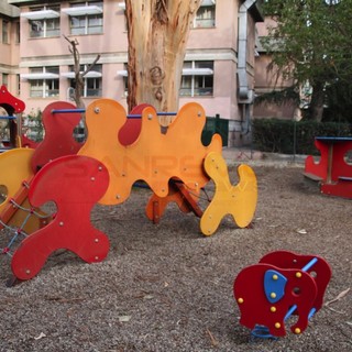 Giardini con i giochi per bambini deserti
