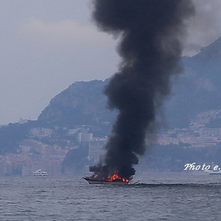 Camporosso: barca a vela in fiamme ad un miglio dalla costa, mobilitazione di soccorsi in atto (Foto)