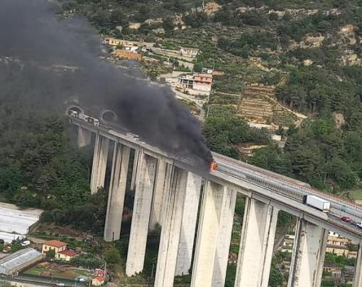 Vallecrosia: mezzo pesante prende fuoco sulla A10, soccorsi in atto e autostrada chiusa in entrambi i sensi (Foto e video) Vallecrosia: mezzo pesante prende fuoco sulla A10, soccorsi in atto e autostrada chiusa in entrambi i sensi (Foto e video)