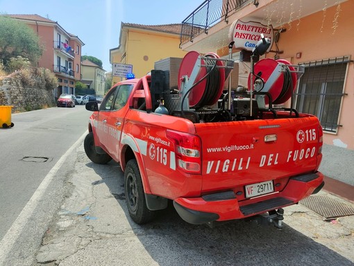 Imperia: minaccia di gettarsi dalla finestra di casa a Costa D'Oneglia, uomo salvato da Vvf e 118 Imperia: minaccia di gettarsi dalla finestra di casa a Costa D'Oneglia, uomo salvato da Vvf e 118