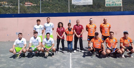 Le quadrette schierate a centrocampo prima del fischio d'inizio