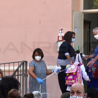 Primo giorno di scuola senza particolari criticità in provincia: a Ventimiglia una corda per il distanziamento sociale (Foto)