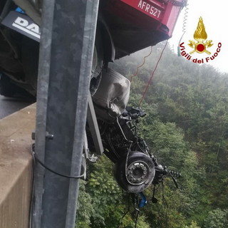 Incidente di Altare: terminate le operazioni di recupero della motrice, tratto autostradale ancora chiuso