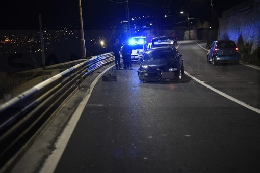 Sanremo: perde il controllo dell'auto e finisce contro il guard-rail, si stacca una ruota ma non c'è nessun ferito (Foto)