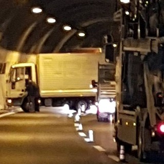 Si intraversa un camion nel savonese sull'Autostrada dei Fiori: problemi per il traffico in direzione Genova (Foto) Si intraversa un camion nel savonese sull'Autostrada dei Fiori: problemi per il traffico in direzione Genova (Foto)