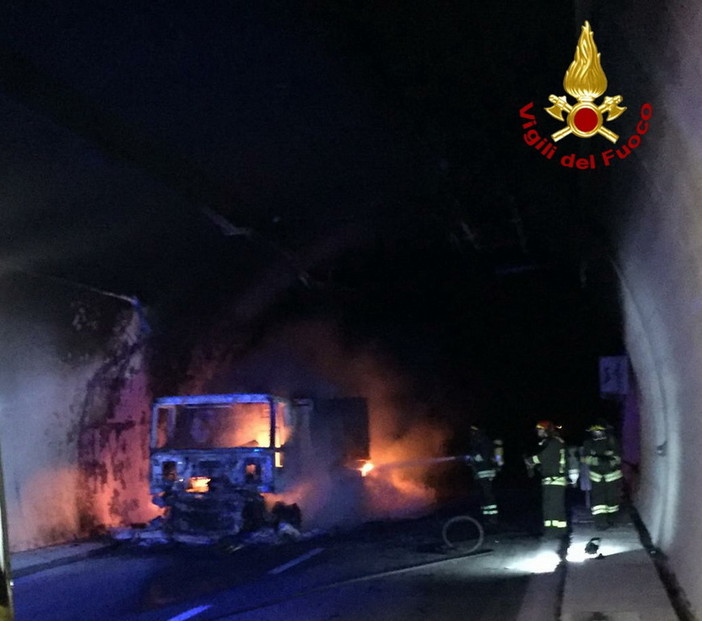 Veicolo in fiamme sull'A10 in galleria tra Pietra e Finale: intervento dei vigili del fuoco
