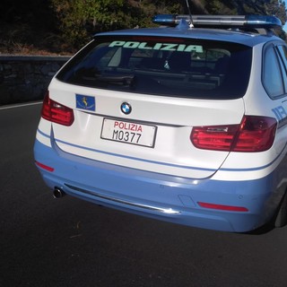 Trova in autostrada uno zaino con dentro 8 mila euro e un orologio di lusso: proprietario rintracciato grazie alla Polizia