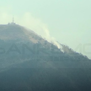 Canadair ed elicottero questa mattina per spegnere l'incendio sul monte Faudo: ora la bonifica (Foto) Canadair ed elicottero questa mattina per spegnere l'incendio sul monte Faudo: ora la bonifica (Foto)