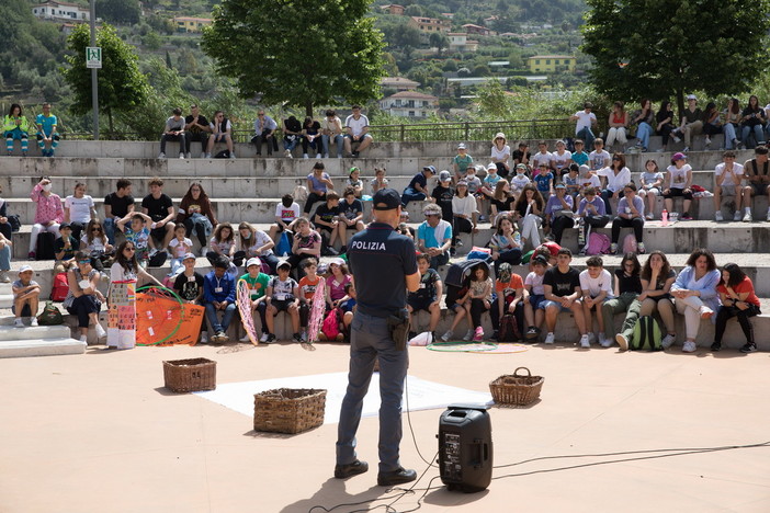 'Educazione alla Legalità' nell’anno scolastico 2021-2022: la Polizia di Stato presenta i risultati degli incontri (Foto) 'Educazione alla Legalità' nell’anno scolastico 2021-2022: la Polizia di Stato presenta i risultati degli incontri (Foto)