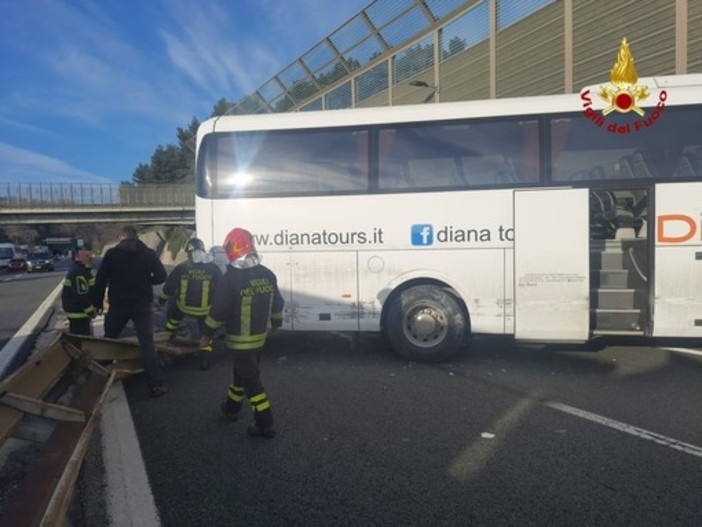 Scolaresca di Imperia si schianta in autostrada, Toti: "Tragedia sventata da maestra, la premieremo con la bandiera di Regione Liguria"
