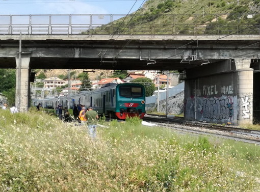 Ventimiglia: investimento mortale, 18enne colpito da un treno nella zona antistante l'anfiteatro, traffico ferroviario ripreso lentamente (Foto) Ventimiglia: investimento mortale, 18enne colpito da un treno nella zona antistante l'anfiteatro, traffico ferroviario ripreso lentamente (Foto)