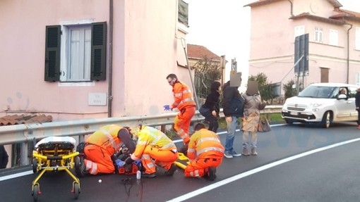 San Lorenzo al Mare: perde il controllo dello scooter sull'Aurelia e finisce contro il guard-rail, trasportato in ospedale (Foto)