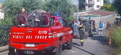 Auto si ribalta in strada Colla a Imperia,  donna trasportata in ospedale