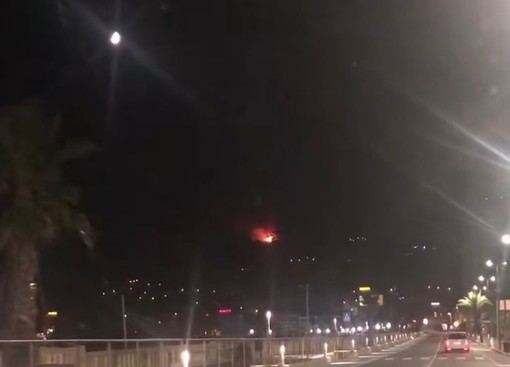 L'incendio in zona capo Berta visto da Diano Marina (foto da video su Facebook) L'incendio in zona capo Berta visto da Diano Marina (foto da video su Facebook)