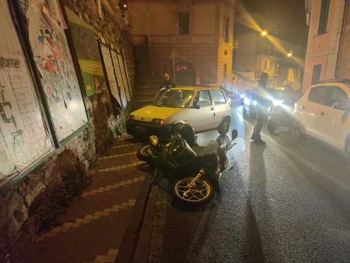 Imperia: scontro auto-moto in via Pirinoli, lievi ferite per una donna e traffico in tilt (Foto) Imperia: scontro auto-moto in via Pirinoli, lievi ferite per una donna e traffico in tilt (Foto)