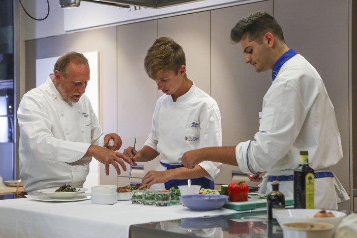 Alta formazione per "creare" gli chef e i professionisti del mondo Ho.Re.Ca. di domani: lunedì l’open day online dell’Istituto De Filippi di Varese Alta formazione per "creare" gli chef e i professionisti del mondo Ho.Re.Ca. di domani: lunedì l’open day online dell’Istituto De Filippi di Varese