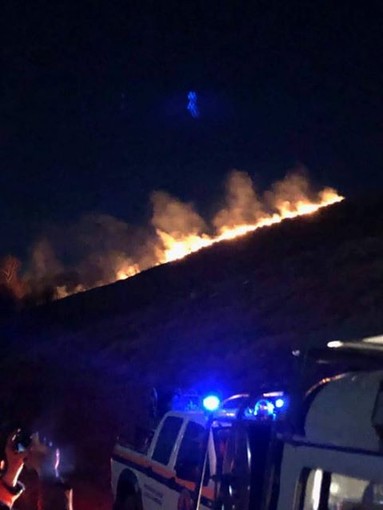 Aurigo: incendio nella serata di ieri in zona Guardiabella sul posto volontari, Vigili del Fuoco e Protezione Civile (Foto)