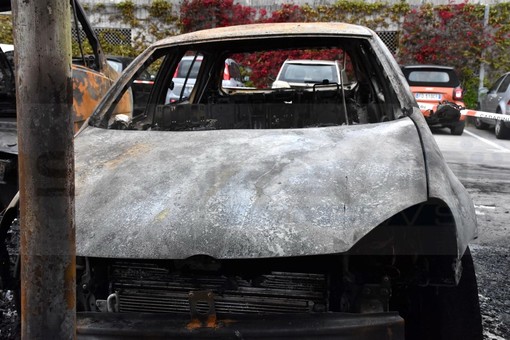San Bartolomeo al Mare: brucia un'auto in via Cristoforo Colombo, intervento dei Vigili del Fuoco San Bartolomeo al Mare: brucia un'auto in via Cristoforo Colombo, intervento dei Vigili del Fuoco