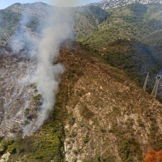 Ventimiglia: incendio a Villatella, oltre alle squadre a terra anche un elicottero e il Canadair