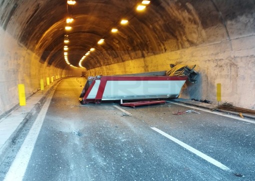Bilico perde il carico sulla A10 tra Imperia e Taggia: riaperta al traffico l'autostrada