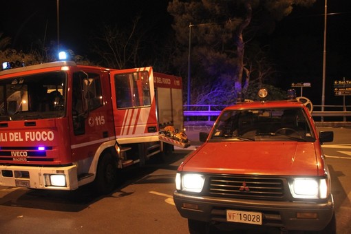Pontedassio: incendio di sterpaglie in serata nonostante la pioggia, al lavoro i Vigili del Fuoco