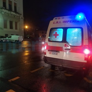 Imperia: 50enne investito di fronte al Comune, lievi ferite a una mano e trasporto in ospedale (Foto)