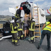 Taggia: perde il controllo dell'auto sulla A10, autostrada chiusa per un'ora e un ferito