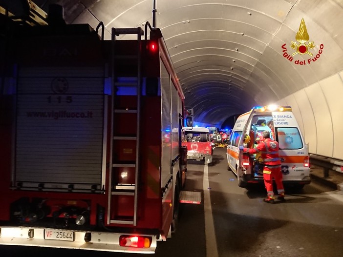 Automobile contro mezzo pesante sulla A10 in galleria Diano Calderina