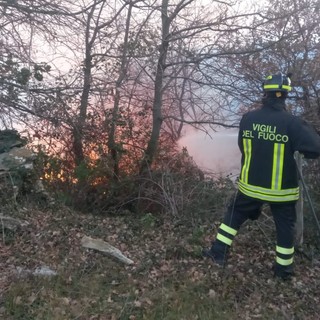 Pietrabruna: incendio boschivo nel pomeriggio sul monte Follia, intervento dei Vigili del Fuoco (Foto)