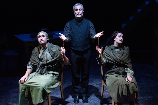 Pièce ‘I Mezzalira – i panni sporchi fritti in casa’ al teatro Politeama di Diano Marina