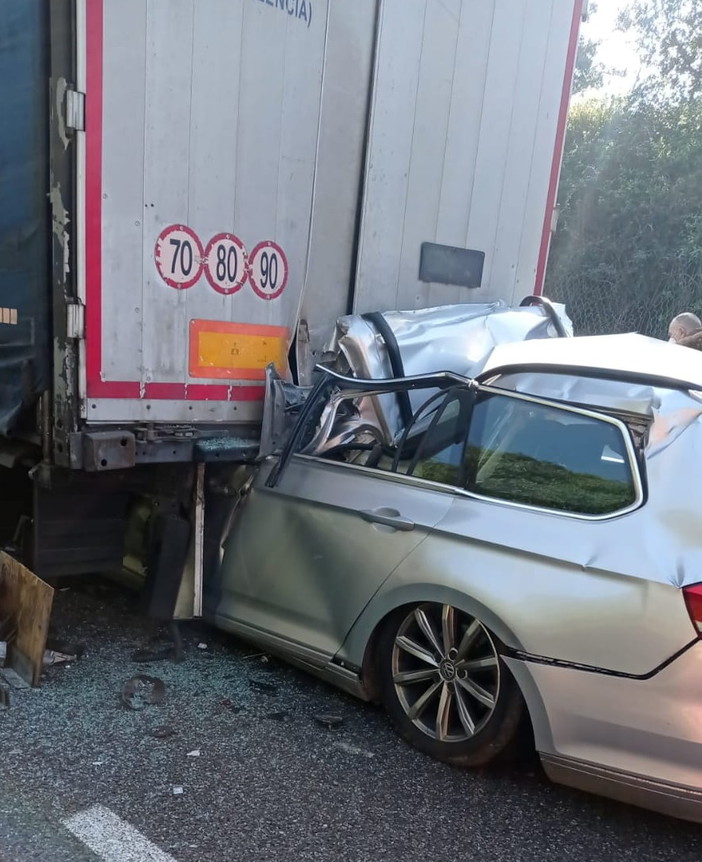 Schianto sulla A10: auto rimane incastrata sotto a un tir, morto il conducente. Autostrada chiusa ad Arenzano Schianto sulla A10: auto rimane incastrata sotto a un tir, morto il conducente. Autostrada chiusa ad Arenzano