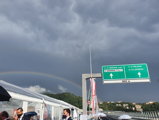 L'arcobaleno sul ponte San Giorgio durante la cerimonia di inaugurazione