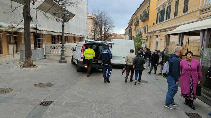 Imperia: 88enne investita da un furgone in piena Ztl, l'incidente in via Cascione davanti al Centrale (Foto) Imperia: 88enne investita da un furgone in piena Ztl, l'incidente in via Cascione davanti al Centrale (Foto)
