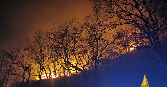Emergenza incendi, entroterra nella morsa del fuoco: notte di presidio per i vigili del fuoco