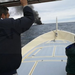Ventimiglia: il racconto dei tre pescatori che hanno salvato l'equipaggio della barca a vela andata a fuoco (Foto)