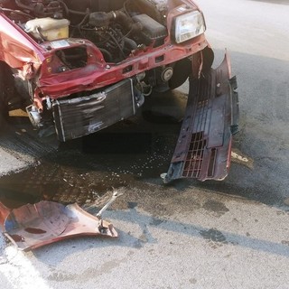 Imperia: 60enne accusa un malore mentre percorre via XXV Aprile e finisce contro le auto in sosta (Foto)