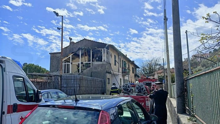 Tragedia sfiorata a Bordighera, appartamento in fiamme in via Pasteur  (Foto e video)