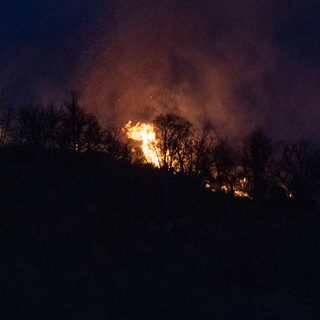 Ancora attivo l'incendio sul Monte Faudo di ieri: sul posto i Vigili del Fuoco e in arrivo i mezzi aerei Ancora attivo l'incendio sul Monte Faudo di ieri: sul posto i Vigili del Fuoco e in arrivo i mezzi aerei