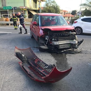 Riva Ligure: auto passa forse col rosso, violento scontro all'incrocio sull'Aurelia, due feriti lievi (Foto)