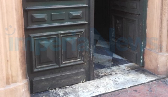 Imperia: attentato incendiario di via Belgrano, la Polizia arresta l'autore Salvatore Ventura (Foto e Video) Imperia: attentato incendiario di via Belgrano, la Polizia arresta l'autore Salvatore Ventura (Foto e Video)