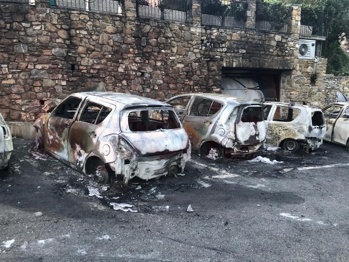 Sette auto danneggiate nell’incendio di Costarainera, i proprietari ancora in attesa di essere risarciti Sette auto danneggiate nell’incendio di Costarainera, i proprietari ancora in attesa di essere risarciti