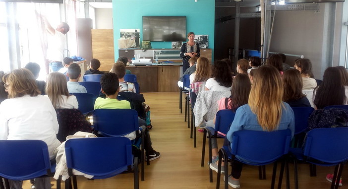 Imperia: Infopoint di Legacoop ad Oneglia preso d'assalto da 40 studenti arrivati da Bergamo