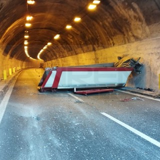 Bilico perde il carico sulla A10 tra Imperia e Taggia: riaperta al traffico l'autostrada