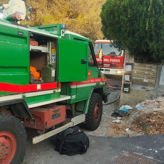 Imperia, a fuoco il tetto di una comunità che ospita migranti (Foto e video)