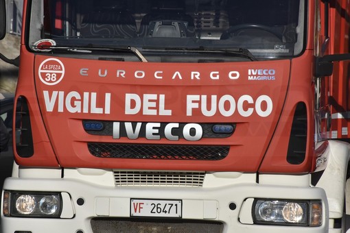 Tamponamento tra due furgoni sulla A10 ad Imperia: conducente estratto dai vigili del fuoco