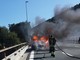 Arma di Taggia: perde il controllo dell'auto che poi prende fuoco sull'autostrada, illesi gli occupanti (Foto e Video)