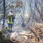 Vasto incendio boschivo tra Cipressa e Lingueglietta: fiamme vicino alle case e al cimitero di Costarainera