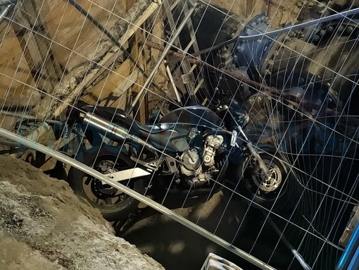 Imperia: perde il controllo della moto e si infila nello scavo in corso per l'acquedotto, giovane portato in ospedale (Foto e Video)
