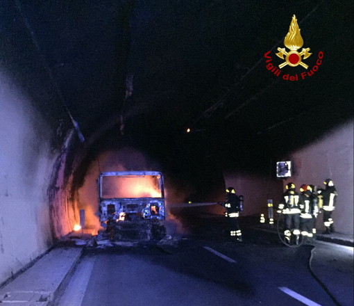 Camion in fiamme sulla A10 all'altezza di Spotorno: circolazione autostradale paralizzata, problemi anche nel ponente (Foto e Video)